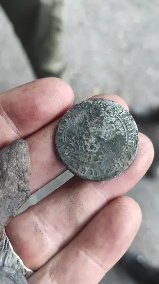 Poza średniowiecznym grotem poszukiwaczom udało się wydobyć jeszcze kilka innych archeologicznych perełek. 