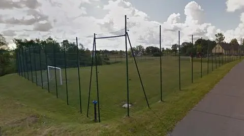 Staranował barierki i wjechał na boisko. Kierowca uciekł, w aucie zostawił rannego pasażera