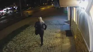 Najlepiej widoczna na nagraniu jest poszukiwana kobieta