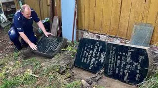 Bazaltowe płyty nagrobne odkryte na działce. Służyły za chodnik