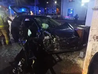 Rozpędzone auto uderzyło w ścianę sklepu