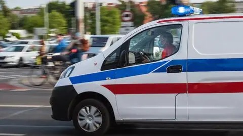 Dziewięciolatek wyszedł z autobusu szkolnego i wpadł pod koła wozu strażackiego
