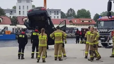 Samochód został wydobyty z kanału w Mrzeżynie