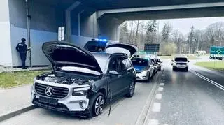 Kierowca porzucił rozbity samochód i dalej uciekał pieszo