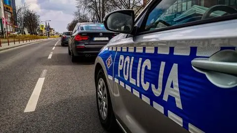 Policjanci kontrolują czy nowe ograniczenia są przestrzegane