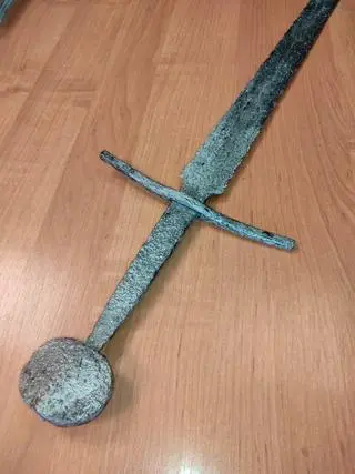 Ślady zdobień wykonane techniką w brązie mogą wskazywać na to, że jego właściciel był bardzo zamożny