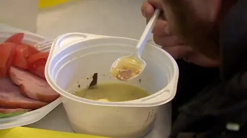 Wielki gar z żurem przed halą. Śniadanie dla potrzebujących