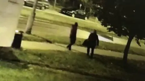 27-latek zginął od ran kłutych. Policja szuka kobiety i mężczyzny, których nagrały kamery monitoringu