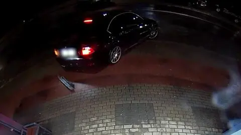 Wpadł w poślizg, obrócił się i zatrzymał na chodniku, tuż przed przystankiem