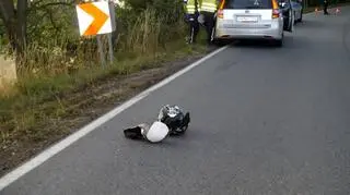 Motocyklista uderzył w drzewo