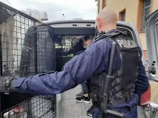 Bracia zostali zatrzymani przez policjantów i osadzeni w celi