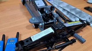 Policjanci zabezpieczyli przedmioty ujawnione w aucie