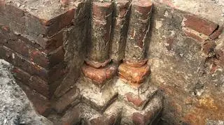 Jak wskazuje miejski konserwator - forma tego detalu architektonicznego wskazuje niezbicie, że został on wykonany najpóźniej około połowy XIII wieku.