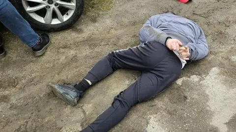 Jedną bombę wrzucił do sklepu, drugą miał w domu