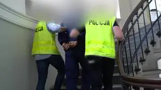 Mundurowi zatrzymali mężczyznę, umieszczając go w policyjnym areszcie