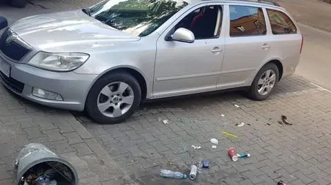 Policjanci wybili szybę w skodzie
