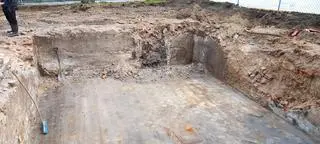 Płytki z piwnicy, znajdującej się pod dawną Kasą Miejską, pochodzą z XX wieku