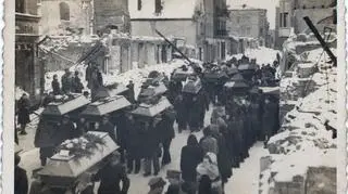 8 grudnia 1945 roku odbył się oficjalny manifestacyjny pogrzeb ofiar, które ekshumowano w Dolinie Śmierci