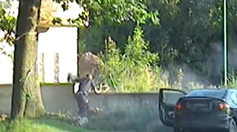 Uciekał przed policją, rozbił auto i zniknął za murem. Zostawił portfel, wpadł w innym mieście