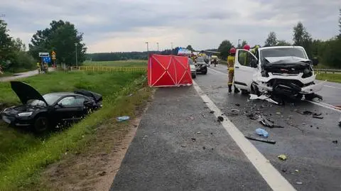 Śmiertelny wypadek na drodze krajowej nr 16. Wśród poszkodowanych troje dzieci