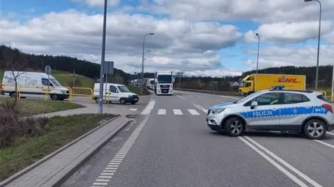 Tajemnicza puszka przymocowana do mostu w Kwidzynie. Przejazd zablokowany, na miejscu pracują pirotechnicy