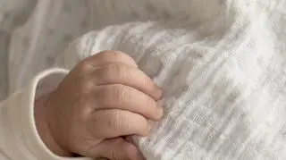Mama leży na ulicy, w wózku półroczna córka. "Nowe dziecko ma być izolowane 7 dni"