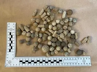 Zabepieczone przez policjantów zabytki archeologiczne