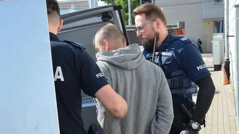 Próbował wybiec ze sklepu z koszykiem. Policja: uderzył oraz ugryzł pracownika ochrony