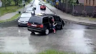 To, jak doszło do tego, że dziecko wypadło z taksówki, bada policja