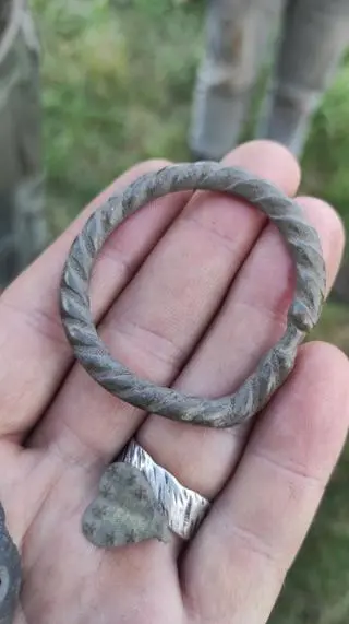 Poza średniowiecznym grotem poszukiwaczom udało się wydobyć jeszcze kilka innych archeologicznych perełek. 