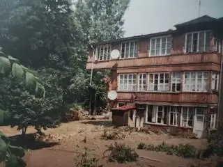 Woda porwała narożnik domu