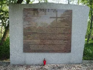 Pomnik ku czci ofiar, które zginęły w Dolinie Śmierci