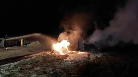 Auto stanęło w płomieniach. Chwilę wcześniej właściciel zdążył wywieźć je z posesji