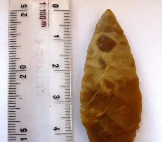 Dziewczynki, pod opieką babci, bawiły się na brzegu jeziora i znalazły grot pochodzący z epoki neolitu