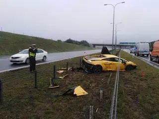 Kierowca lamborghini stracił panowanie nad pojazdem i uderzył w bariery ochronne.
