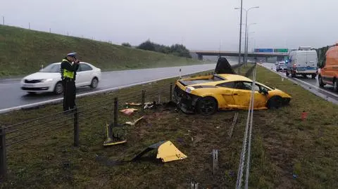 Kierowca lamborghini stracił panowanie nad pojazdem i uderzył w bariery ochronne.