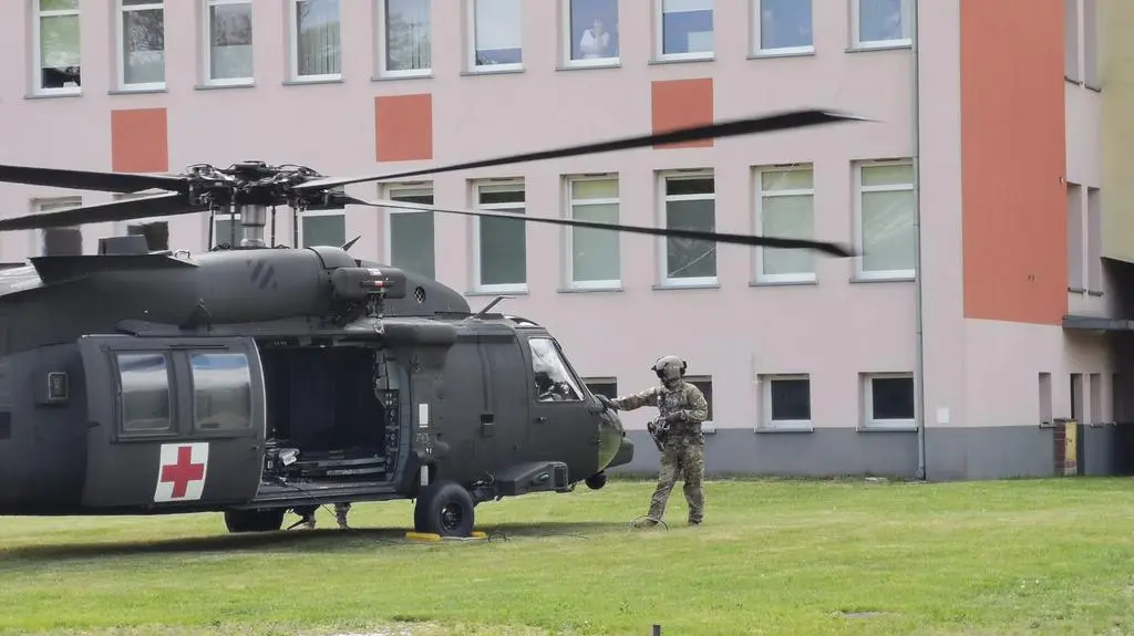 Amerykański śmigłowiec medyczny Black Hawk wylądował w piątek przed szpitalem w Drawsku Pomorskim. To był test przed ćwiczeniami Defender.