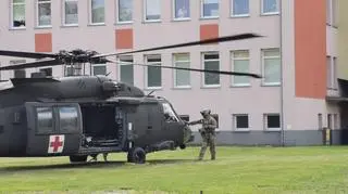 Amerykański śmigłowiec medyczny Black Hawk wylądował w piątek przed szpitalem w Drawsku Pomorskim. To był test przed ćwiczeniami Defender.