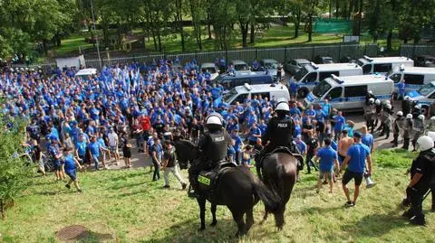 Burdy po meczu, policja użyła broni gładkolufowej. "Zabrali dzieci, wiedząc, że to nie będzie spotkanie piłkarskie"