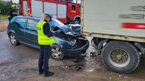 Nie zauważył zaparkowanej przyczepy, doprowadził do kolizji. Był pijany