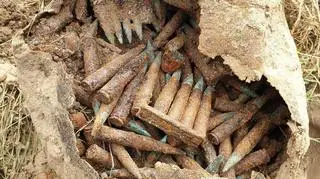 870 sztuk amunicji były zakopane w metalowym pojemniku