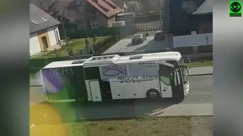 Z autobusu pozdrawiał i błogosławił wiernych, jednocześnie apelując: zostańcie w domu!