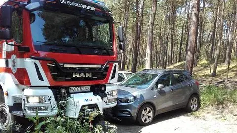 Ludzie toną, a strażacy nie mogą się przebić na plażę. Blokują ich "zaparkowane beztrosko samochody"