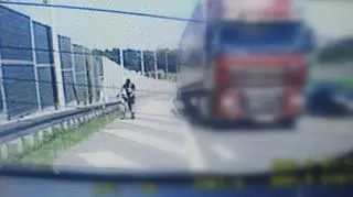 Ta wycieczka mogła się dla rowerzysty skończyć tragicznie