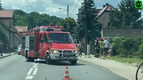 Wjechali w budynek mieszkalny, żaden nie przyznaje się do kierowania bmw