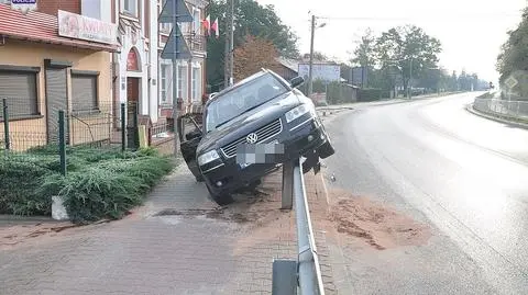 Wjechał na barierę energochłonną