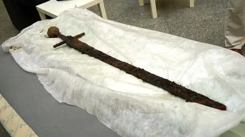 Z dna Odry wydobyli średniowieczny miecz