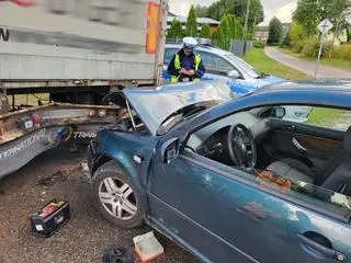 Pijany kierowca volkswagena uderzył w tył zaparkowanej przyczepy ciężarowej