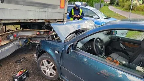 Zapomniał zahamować i uderzył w przyczepę. Kierowca był pod wpływem alkoholu