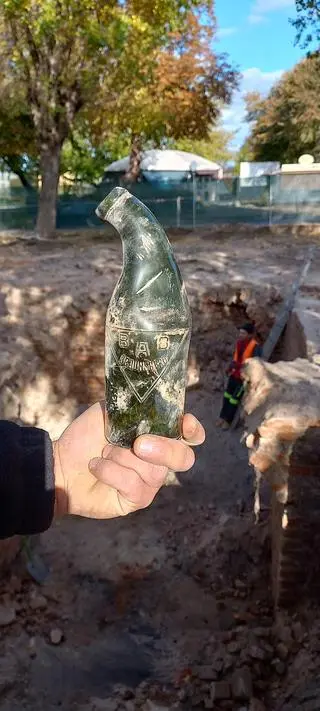 Charakterystyczna dla Braniewa butelka z browaru Bergschlösschen.